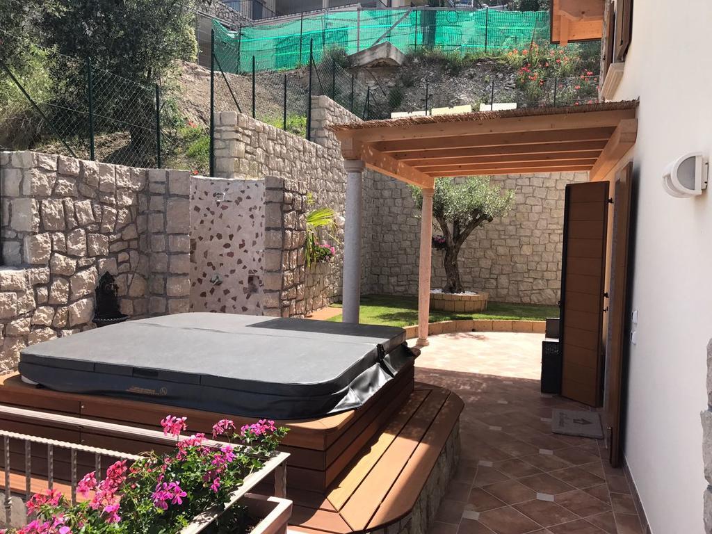 Bmp Apartment Deluxe 1 Jacuzzi Riscaldata Privata Vista Lago Di Garda 브렌조네 술 가르다 외부 사진
